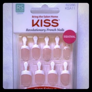 New Kiss nail kit with glue and 28 nails size Real short
